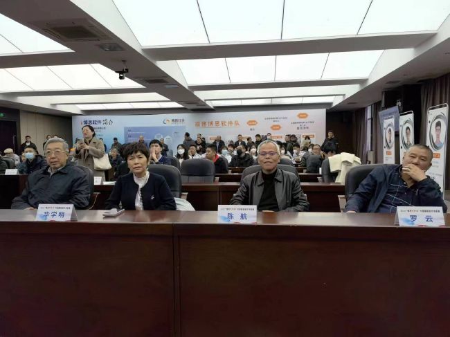 虽说刚才就已经发现他还有一口气尚存，但他确实缺氧太久，身体已经受损严重、极度虚弱。